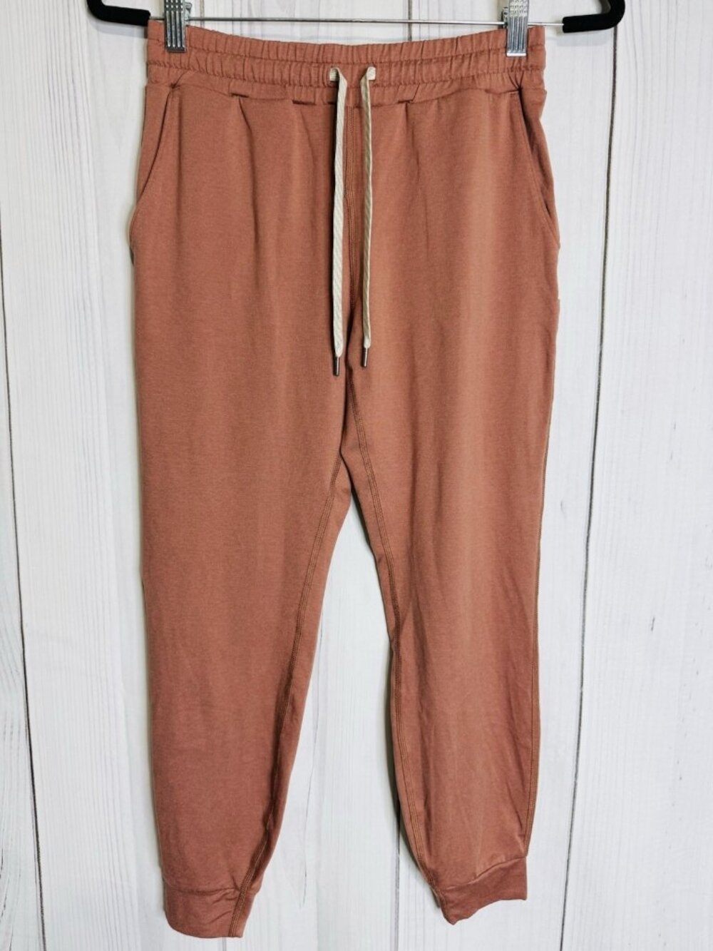 Vuori Women’s Terracotta Performance Jogger Pants Size XS (26 x 24)